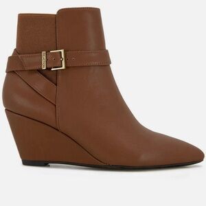 NWT Kenneth Cole Reaction Women’s Emmie Brown Wedge Boot Size 9